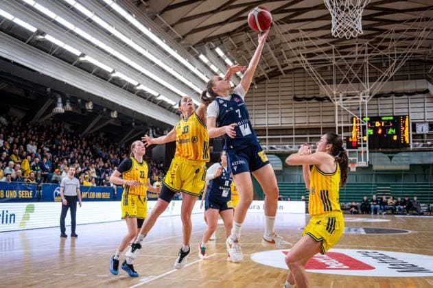 Basketball Berlin 29.11.2025 Saison 2025 2026 DBBL 1. Bundesliga Frauen, Damen Alba Berlin - Eisvögel USC Freiburg Paula Paradzik (Freiburg, No.07) Emily Kiser (Alba, No.33) Tessa Stammberger (Alba, No.06)