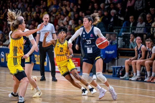 Basketball Berlin 29.11.2025 Saison 2025 2026 DBBL 1. Bundesliga Frauen, Damen Alba Berlin - Eisvögel USC Freiburg Summah Evans (Freiburg, No.33) Deeshyra Thomas (Alba, No.21)