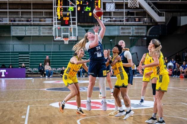 Basketball Berlin 29.11.2025 Saison 2025 2026 DBBL 1. Bundesliga Frauen, Damen Alba Berlin - Eisvögel USC Freiburg Abigail Ann Prohaska (Freiburg, No.24) Deeshyra Thomas (Alba, No.21) Theresa Simon (Alba, No.03)