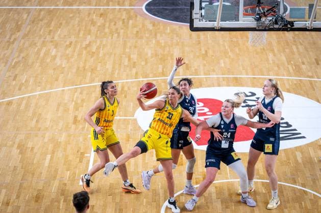 Basketball Berlin 29.11.2025 Saison 2025 2026 DBBL 1. Bundesliga Frauen, Damen Alba Berlin - Eisvögel USC Freiburg Emily Kiser (Alba, No.33) Sidney Jaynes (Freiburg, No.32)