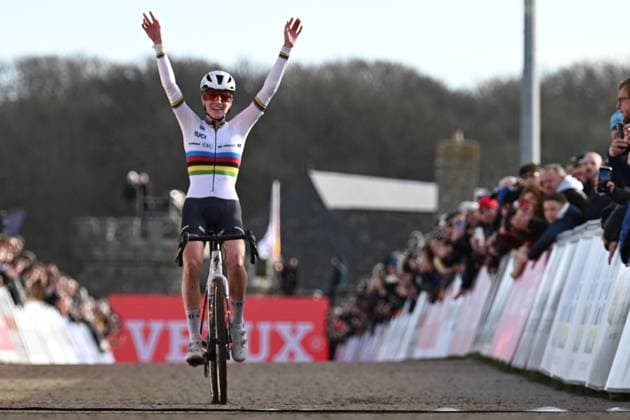 Italian Filippo Grigolini pictured as he crosses the finish line of the men s under 19 race at the Cyclocross World Cup cyclocross event in Flamanville, France, Sunday 30 November 2025, the 2nd stage (out of 12) in the World Cup of the 2025-2026 season. DAVIDxPINTENS  x145347687x