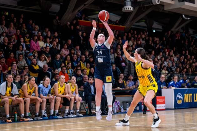 Basketball Berlin 29.11.2025 Saison 2025 2026 DBBL 1. Bundesliga Frauen, Damen Alba Berlin - Eisvögel USC Freiburg Abigail Ann Prohaska (Freiburg, No.24) Tessa Stammberger (Alba, No.06)