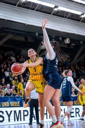 Basketball Berlin 29.11.2025 Saison 2025 2026 DBBL 1. Bundesliga Frauen, Damen Alba Berlin - Eisvögel USC Freiburg Theresa Simon (Alba, No.03) Elea Gaba (Freiburg, No.19)