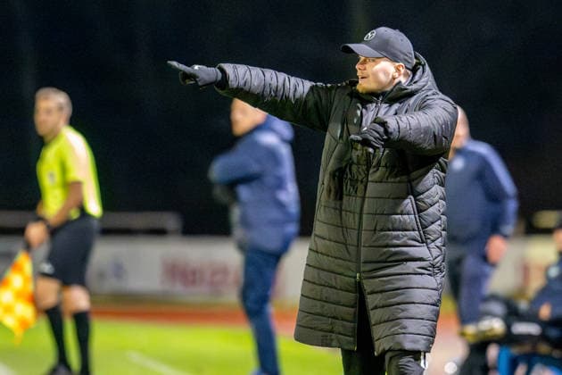 Fussball, Regionalliga Nord, BW Lohne - Bremer SV, 21. Spieltag, Spielzeit 2025 2026, 29.11.2025 Marlon Wichmann (Co-Trainer Blau-Weiss Lohne) gibt Anweisungen an der Seitenlinie , Lohne Heinz-Dettmer-Stadion Niedersachsen Deutschland