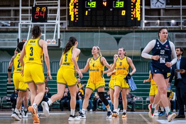 Basketball Berlin 29.11.2025 Saison 2025 2026 DBBL 1. Bundesliga Frauen, Damen Alba Berlin - Eisvögel USC Freiburg Jubel Alba Marie Bertholdt (Alba, No.04) Abby Muse (Alba, No.31) und andere