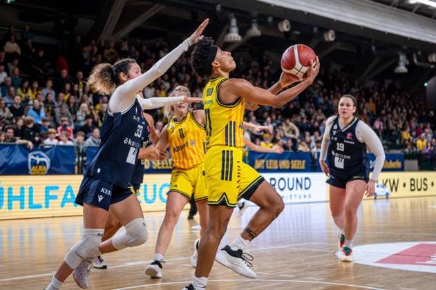 Basketball Berlin 29.11.2025 Saison 2025 2026 DBBL 1. Bundesliga Frauen, Damen Alba Berlin - Eisvögel USC Freiburg Deeshyra Thomas (Alba, No.21) Summah Evans (Freiburg, No.33)