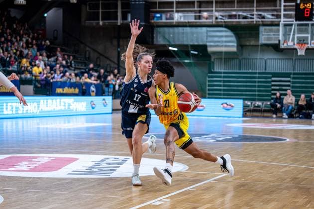Basketball Berlin 29.11.2025 Saison 2025 2026 DBBL 1. Bundesliga Frauen, Damen Alba Berlin - Eisvögel USC Freiburg Deeshyra Thomas (Alba, No.21) Britta Daub (Freiburg, No.17)