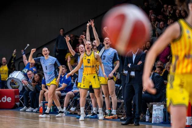 Basketball Berlin 29.11.2025 Saison 2025 2026 DBBL 1. Bundesliga Frauen, Damen Alba Berlin - Eisvögel USC Freiburg Jubel Alba Tessa Stammberger (Alba, No.06) Rosalie Esser (Alba, No.22) Lena Gohlisch (Alba, No.12) Abby Muse (Alba, No.31) und andere