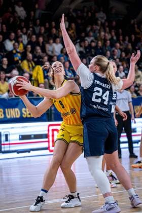 Basketball Berlin 29.11.2025 Saison 2025 2026 DBBL 1. Bundesliga Frauen, Damen Alba Berlin - Eisvögel USC Freiburg Jo Raflo (Alba, No.09) Abigail Ann Prohaska (Freiburg, No.24)