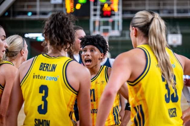 Basketball Berlin 29.11.2025 Saison 2025 2026 DBBL 1. Bundesliga Frauen, Damen Alba Berlin - Eisvögel USC Freiburg Jubel Alba Deeshyra Thomas (Alba, No.21)