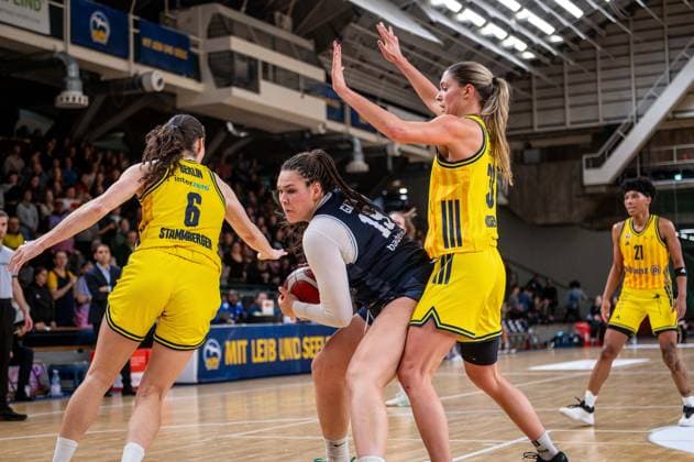 Basketball Berlin 29.11.2025 Saison 2025 2026 DBBL 1. Bundesliga Frauen, Damen Alba Berlin - Eisvögel USC Freiburg Elea Gaba (Freiburg, No.19) Emily Kiser (Alba, No.33) Tessa Stammberger (Alba, No.06)