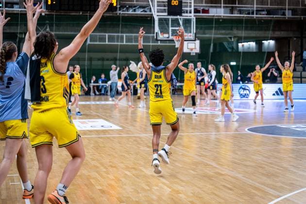 Basketball Berlin 29.11.2025 Saison 2025 2026 DBBL 1. Bundesliga Frauen, Damen Alba Berlin - Eisvögel USC Freiburg Jubel Alba Deeshyra Thomas (Alba, No.21) und andere