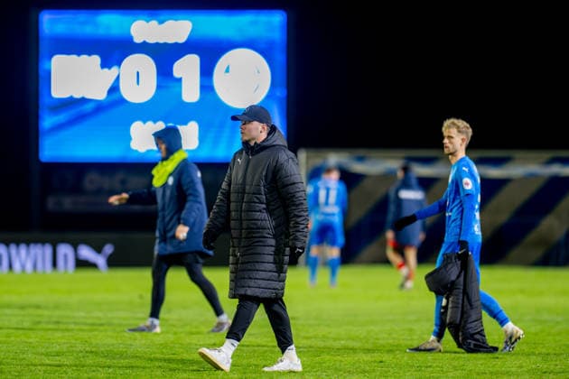 Fussball, Regionalliga Nord, BW Lohne - Bremer SV, 21. Spieltag, Spielzeit 2025 2026, 29.11.2025 Marlon Wichmann (Co-Trainer Blau-Weiss Lohne) vor Anzeigetafel mit Ergebnis , Lohne Heinz-Dettmer-Stadion Niedersachsen Deutschland