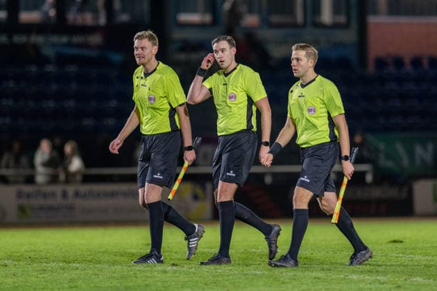 Fussball, Regionalliga Nord, BW Lohne - Bremer SV, 21. Spieltag, Spielzeit 2025 2026, 29.11.2025 Schiedsrichterteam nach dem Spiel , Lohne Heinz-Dettmer-Stadion Niedersachsen Deutschland