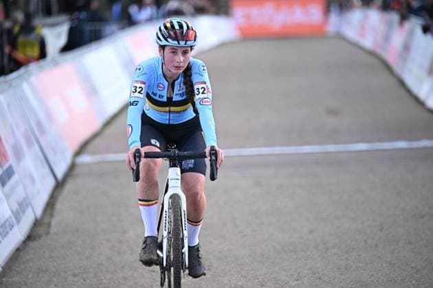 Lemmens Melanie pictured in action during the women s under 19 race at the Cyclocross World Cup cyclocross event in Flamanville, France, Sunday 30 November 2025, the 2nd stage (out of 12) in the World Cup of the 2025-2026 season. DAVIDxPINTENS  x145350013x