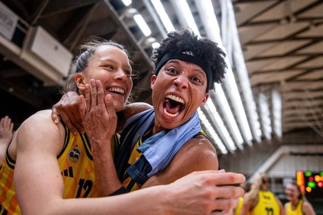 Basketball Berlin 29.11.2025 Saison 2025 2026 DBBL 1. Bundesliga Frauen, Damen Alba Berlin - Eisvögel USC Freiburg Jubel Alba Deeshyra Thomas (Alba, No.21) Lena Gohlisch (Alba, No.12) li.
