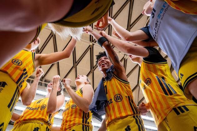 Basketball Berlin 29.11.2025 Saison 2025 2026 DBBL 1. Bundesliga Frauen, Damen Alba Berlin - Eisvögel USC Freiburg Jubel Alba Deeshyra Thomas (Alba, No.21) und andere