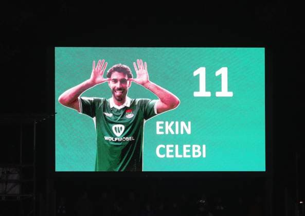 29.11.2025, Fußball, Herren, Saison 2025 2026, 3. Liga, 1. FC Schweinfurt 05 - SV Waldhof Mannheim: Jubelte nach seinem Tor von der Anzeigetafel: Der Schweinfurter Ekin Celebi