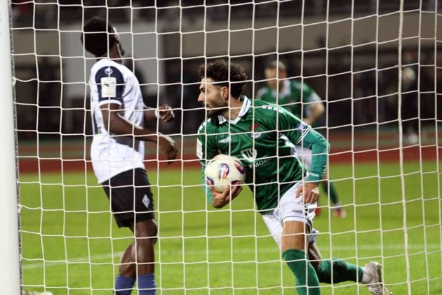 29.11.2025, Fußball, Herren, Saison 2025 2026, 3. Liga, 1. FC Schweinfurt 05 - SV Waldhof Mannheim: Mit dem Ball nach sein em Tor: Der Schweinfurter Ekin Celebi