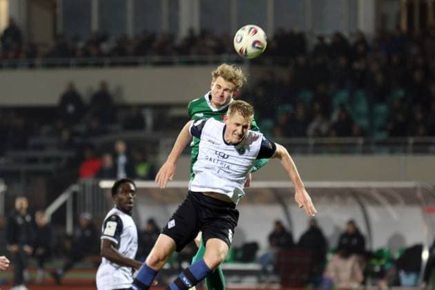 29.11.2025, Fußball, Herren, Saison 2025 2026, 3. Liga, 1. FC Schweinfurt 05 - SV Waldhof Mannheim: Kurz vor dem 2:2 überspringt der Schweinfurter Jakob Tranziska den Mannheimer Niklas Hoffmann