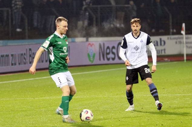 29.11.2025, Fußball, Herren, Saison 2025 2026, 3. Liga, 1. FC Schweinfurt 05 - SV Waldhof Mannheim: Der Schweinfurter Joshia Endres (links) gegen den Mannheimer Lukas klünter