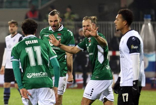 29.11.2025, Fußball, Herren, Saison 2025 2026, 3. Liga, 1. FC Schweinfurt 05 - SV Waldhof Mannheim: Die Schweinfurter Kristian Böhnlein und Manuel Wintzheimer bejubeln das Tor von Ekin Celebi (von rechts)