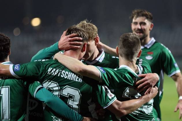 29.11.2025, Fußball, Herren, Saison 2025 2026, 3. Liga, 1. FC Schweinfurt 05 - SV Waldhof Mannheim: Schweinfurter Jubel nach dem 2:2 vom Pius Krätschmer