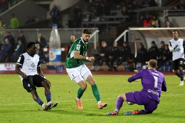 29.11.2025, Fußball, Herren, Saison 2025 2026, 3. Liga, 1. FC Schweinfurt 05 - SV Waldhof Mannheim: Der Mannheimer Kennedy Onyxedika Okpala gegen die Schweinfurter Lucas Zeller und Keeper Toni Stahl (von links)