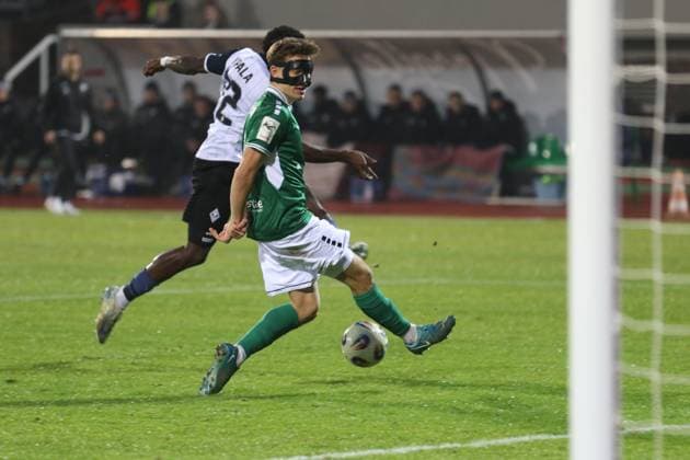 29.11.2025, Fußball, Herren, Saison 2025 2026, 3. Liga, 1. FC Schweinfurt 05 - SV Waldhof Mannheim: Kurz vor dem 0:1 zieht Mannheims Kennedy Onyedika Okpala gegen den Schweinfurter Maskenträger Nick Doktorczyk ab