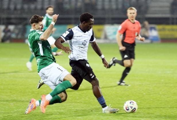 29.11.2025, Fußball, Herren, Saison 2025 2026, 3. Liga, 1. FC Schweinfurt 05 - SV Waldhof Mannheim: Der Schweinfurter Lucas Zeller grätscht gegen den Mannheimer Kennedy Omyedika Okpala