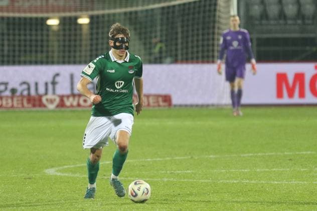 29.11.2025, Fußball, Herren, Saison 2025 2026, 3. Liga, 1. FC Schweinfurt 05 - SV Waldhof Mannheim: Der Schweinfurter Nick Doktorvzyk trägt eine modische Maske