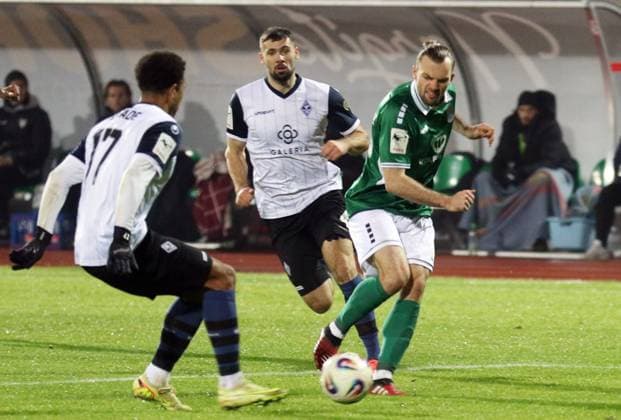 Saison 2025 2026, 3. Liga, 1. FC Schweinfurt 05 - SV Waldhof Mannheim: Der Schweinfurter Manuel Wintzheimer gegen die Mannheimer Tim Sechelmann und Samual Abifade (von rechts)