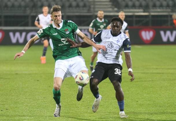 Saison 2025 2026, 3. Liga, 1. FC Schweinfurt 05 - SV Waldhof Mannheim: Der Schweinfurter Thomas Meißner gegen den Mannheimer Kennedy Onyedika Okpala