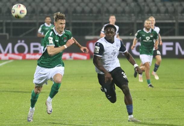 Saison 2025 2026, 3. Liga, 1. FC Schweinfurt 05 - SV Waldhof Mannheim: Der Schweinfurter Thomas Meißner gegen den Mannheimer Kennedy Onyedika Okpala