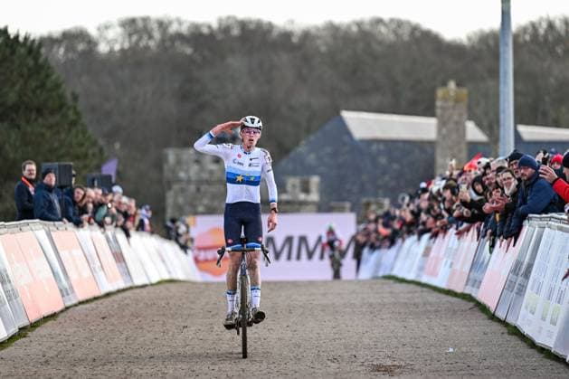 Italian Filippo Grigolini celebrates as he crosses the finish line to win the men s under 19 race at the Cyclocross World Cup cyclocross event in Flamanville, France, Sunday 30 November 2025, the 2nd stage (out of 12) in the World Cup of the 2025-2026 season. DAVIDxPINTENS  x145353166x