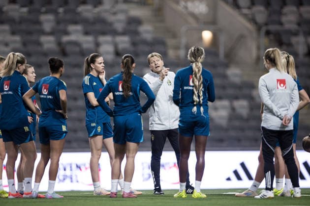 251130 Head coach Tony Gustavsson during a training session with the Swedish women s national football team on November 30, 2025 in Stockholm. Photo: Kenta Jönsson BILDBYRAN COP 210 KJ0291 fotboll football soccer fotball träning practice training sverige sweden dam bbeng Copyright: KENTAxJÖNSSON BB251130KJ011