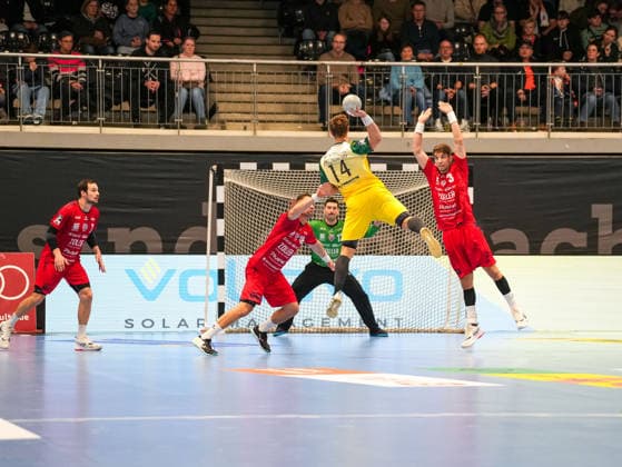 Niclas Pieczkowski (VfL Eintracht Hagen, 14) beim Torwurf. Nikola Vlahovic (SG BBM Bietigheim, 03) versucht zu blocken VfL Eintracht Hagen vs. SG BBM Bietigheim, Handball, 2. Bundesliga, 13. Spieltag, Saison 2025 2026, 29.11.2025 VfL Eintracht Hagen vs. SG BBM Bietigheim, Handball, 2. Bundesliga, 13. Spieltag, Saison 2025 2026, 29.11.2025 Hagen Copyright: xEibner-Pressefoto DamianxKruczynx EP_DKI