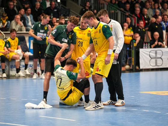 Luca Richter (VfL Eintracht Hagen, 77) wird von Tim Jo Kuerten (VfL Eintracht Hagen, Physiotherapeut) behandelt. VfL Eintracht Hagen vs. SG BBM Bietigheim, Handball, 2. Bundesliga, 13. Spieltag, Saison 2025 2026, 29.11.2025 VfL Eintracht Hagen vs. SG BBM Bietigheim, Handball, 2. Bundesliga, 13. Spieltag, Saison 2025 2026, 29.11.2025 Hagen Copyright: xEibner-Pressefoto DamianxKruczynx EP_DKI