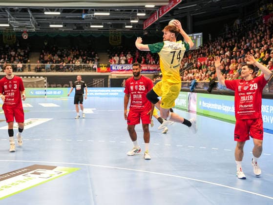 Josip Jukic (VfL Eintracht Hagen, 74) beim Torwurf VfL Eintracht Hagen vs. SG BBM Bietigheim, Handball, 2. Bundesliga, 13. Spieltag, Saison 2025 2026, 29.11.2025 VfL Eintracht Hagen vs. SG BBM Bietigheim, Handball, 2. Bundesliga, 13. Spieltag, Saison 2025 2026, 29.11.2025 Hagen Copyright: xEibner-Pressefoto DamianxKruczynx EP_DKI