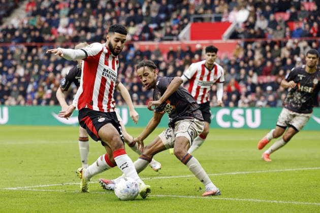 EINDHOVEN - (L-R) Ismael Saibari of PSV Eindhoven, Deron Payne of FC Volendam during the Dutch Eredivisie match between PSV Eindhoven and FC Volendam at the Phillips Stadium on November 30, 2025, in Eindhoven, Netherlands. ANP MAURICE VAN STEEN Eredivisie 2025-2026 xVIxANPxSportx xxANPxIVx 543464117 originalFilename: 543464117.jpg