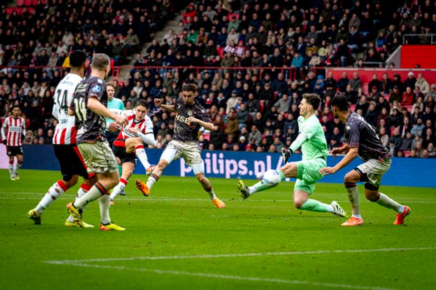 PSV Eindhoven midfielder Joey Veerman scores the 1-0 during the match PSV Eindhoven vs FC Volendam at the Philips stadium for the Dutch Vriendenloterij Eredivisie season 2025-2026 in EINDHOVEN, Netherlands on 30 november 2025, (photo by Marcel van Dorst EYE4images DeFodi Images)