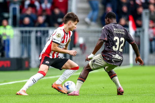2025-11-30 PSV v FC Volendam - Dutch Eredivisie EINDHOVEN, NETHERLANDS - NOVEMBER 30: Alassane Plea of PSV is challenged by Yannick Leliendal of FC Volendam during the Dutch Eredivisie match between PSV and FC Volendam at Philips Stadion on November 30, 2025 in Eindhoven, Netherlands. Eindhoven Philips Stadion Netherlands Content not available for redistribution in The Netherlands directly or indirectly through any third parties. Copyright: xPieterxvanxderxWoudex