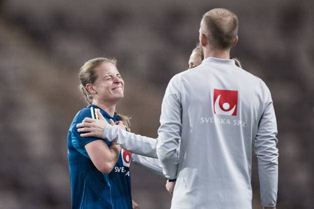 251130 Anna Anvegard in pain during a training session with the Swedish women s national football team on November 30, 2025 in Stockholm. Photo: Kenta Jönsson BILDBYRAN COP 210 KJ0291 fotboll football soccer fotball träning practice training sverige sweden dam bbeng Copyright: KENTAxJÖNSSON BB251130KJ016