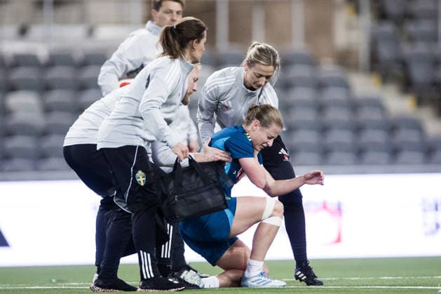 251130 Anna Anvegard in pain during a training session with the Swedish women s national football team on November 30, 2025 in Stockholm. Photo: Kenta Jönsson BILDBYRAN COP 210 KJ0291 fotboll football soccer fotball träning practice training sverige sweden dam bbeng Copyright: KENTAxJÖNSSON BB251130KJ018