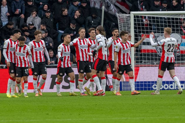 30.11.2025, Fussball: Eredivisie, Saison 2025 2026, 14. Spieltag, PSV Eindhoven - FC Volendam im Philips Stadion in Eindhoven. Die Eindhovener Spieler bejubeln das Tor zum 1:0. Foto: Kirchner-Media Thomas Haesler Copyright: xKirchner-Media ThomasxHaeslerx