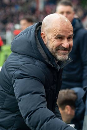 30.11.2025, Fussball: Eredivisie, Saison 2025 2026, 14. Spieltag, PSV Eindhoven - FC Volendam im Philips Stadion in Eindhoven. Peter Bosz (PSV Eindhoven, Trainer). Foto: Kirchner-Media Thomas Haesler Copyright: xKirchner-Media ThomasxHaeslerx