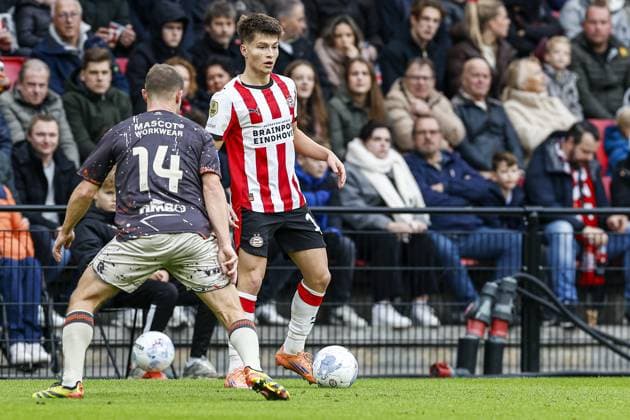 EINDHOVEN , 30-11-2025 , Philips stadium , season 2025 2026 , Dutch Eredivisie football , match between PSV and FC Volendam , picture shows PSV player Esmir Bajraktarevic and FC Volendam player Aaron Meijers PSV - Volendam  x32268987x Copyright: