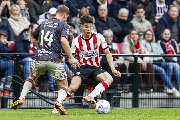 EINDHOVEN , 30-11-2025 , Philips stadium , season 2025 2026 , Dutch Eredivisie football , match between PSV and FC Volendam , picture shows PSV player Esmir Bajraktarevic and FC Volendam player Aaron Meijers PSV - Volendam  x32268998x Copyright:
