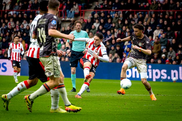PSV Eindhoven midfielder Joey Veerman scores the 1-0 during the match PSV Eindhoven vs FC Volendam at the Philips stadium for the Dutch Vriendenloterij Eredivisie season 2025-2026 in EINDHOVEN, Netherlands on 30 november 2025, (photo by Marcel van Dorst EYE4images DeFodi Images)