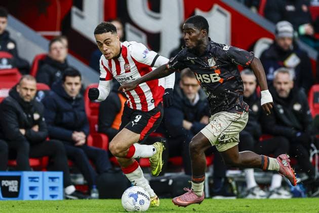 EINDHOVEN , 30-11-2025 , Philips stadium , season 2025 2026 , Dutch Eredivisie football , match between PSV and FC Volendam , picture shows PSV player Sergino Dest and FC Volendam player Yannick Leliendal PSV - Volendam  x32269193x Copyright: